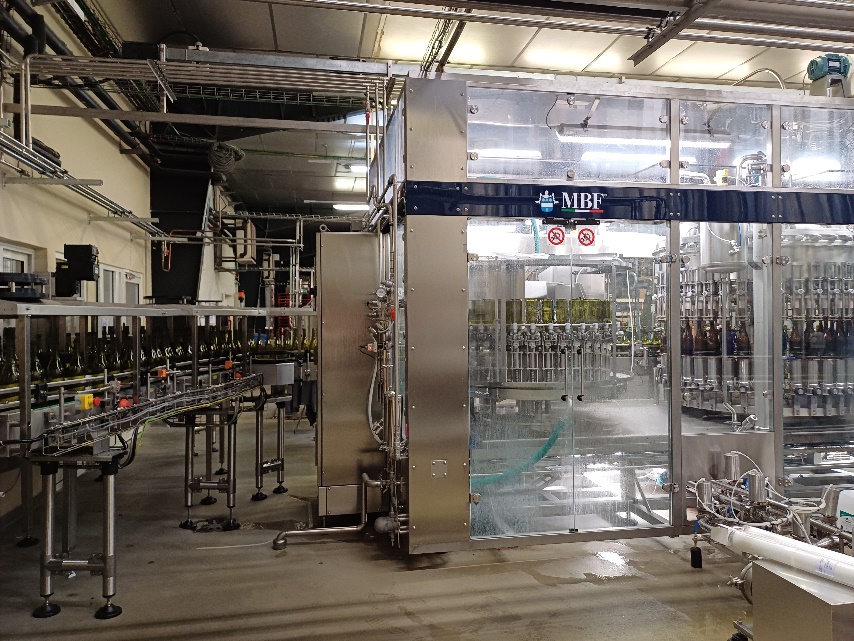 De l’arrivée des bouteilles, rincées dès la première phase..